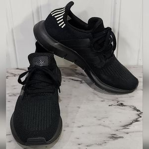 Adidas black swift run sneakers women's size 9 Like New Condition